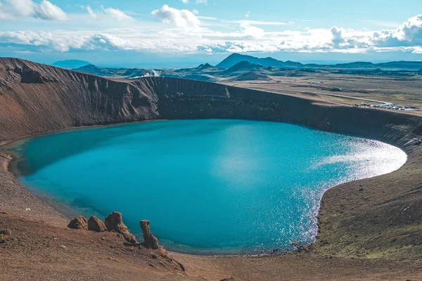 山を背景に青い湖 — ストック写真