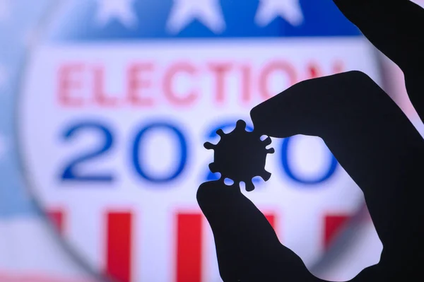 Silueta Mano Sostiene Virus Covid Logotipo Las Elecciones Presidenciales 2020 —  Fotos de Stock