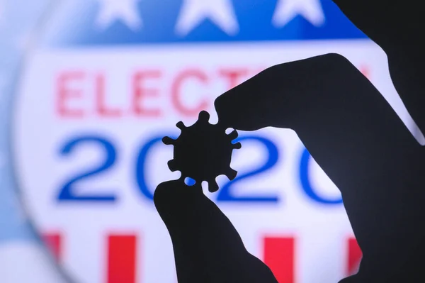 Силуэт Руки Содержит Вирус Ковида Логотип Президентских Выборов Сша 2020 — стоковое фото