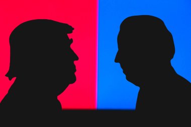 NEW YORK, ABD, 17 Haziran 2020: Cumhuriyetçi aday Donald Trump ve demokratik aday Joe Biden 'ın silueti. 2020 Birleşik Devletler başkanlık seçimi. ABD oylaması, 3 Kasım 2020 için konsept fotoğraf