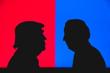 NEW YORK, ABD, 17 Haziran 2020: Cumhuriyetçi aday Donald Trump ve demokratik aday Joe Biden 'ın silueti. 2020 Birleşik Devletler başkanlık seçimi. ABD oylaması, 3 Kasım 2020 için konsept fotoğraf