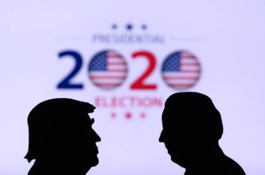 NEW YORK, ABD, 17 Haziran 2020: Cumhuriyetçi aday Donald Trump ve demokratik aday Joe Biden 'ın silueti. 2020 Birleşik Devletler başkanlık seçimi. ABD oylaması, 3 Kasım 2020 için konsept fotoğraf
