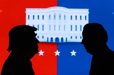 NEW YORK, ABD, 17 Haziran 2020: Cumhuriyetçi aday Donald Trump ve demokratik aday Joe Biden 'ın silueti. 2020 Birleşik Devletler başkanlık seçimi. ABD oylaması, 3 Kasım 2020 için konsept fotoğraf