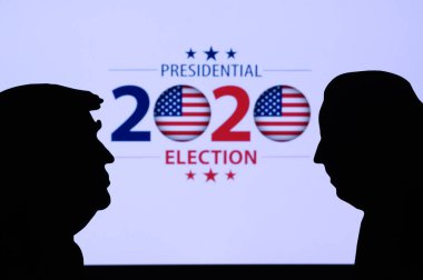 NEW YORK, ABD, 17 Haziran 2020: Cumhuriyetçi aday Donald Trump ve demokratik aday Joe Biden 'ın silueti. 2020 Birleşik Devletler başkanlık seçimi. ABD oylaması, 3 Kasım 2020 için konsept fotoğraf