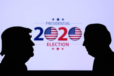NEW YORK, ABD, 17 Haziran 2020: Cumhuriyetçi aday Donald Trump ve demokratik aday Joe Biden 'ın silueti. 2020 Birleşik Devletler başkanlık seçimi. ABD oylaması, 3 Kasım 2020 için konsept fotoğraf
