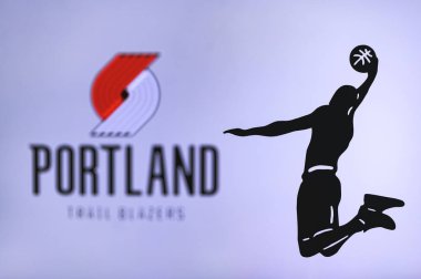 NEW YORK, ABD, 18 Haziran 2020: Portland Trail Blazers basketbol kulübü logosu, atlama basketbolcusunun silüeti, spor fotoğrafı NBA, düzenleme alanı.