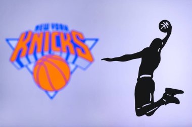 NEW YORK, ABD, 18 Haziran 2020: New York Knicks basketbol kulübü logosu, atlama basketbolcusu silueti, spor fotoğrafı NBA, düzenleme alanı.