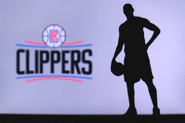 NEW YORK, ABD, 18 Haziran 2020: Amerikan Ligi profesyonel basketbol kulübünün Los Angeles Clippers logosu. Ön planda sepetçi silueti var. Spor konsepti fotoğrafı, boşluk düzenleme.