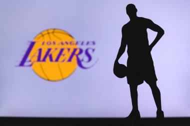 NEW YORK, ABD, 18 Haziran 2020: Amerikan liginde profesyonel basketbol kulübünün Los Angeles Lakers logosu. Ön planda sepetçi silueti var. Spor konsepti fotoğrafı, boşluk düzenleme.