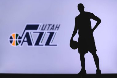 NEW YORK, ABD, 18 Haziran 2020: Amerikan Ligi profesyonel basketbol kulübünün Utah Jazz logosu. Ön planda sepetçi silueti var. Spor konsepti fotoğrafı, boşluk düzenleme.