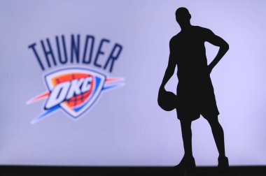 NEW YORK, ABD, 18 Haziran 2020: Oklahoma City Thunder profesyonel basketbol kulübü logosu. Ön planda sepetçi silueti var. Spor konsepti fotoğrafı, boşluk düzenleme.