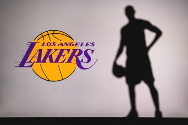 NEW YORK, ABD, 18 Haziran 2020: Amerikan liginde profesyonel basketbol kulübünün Los Angeles Lakers logosu. Ön planda sepetçi silueti var. Spor konsepti fotoğrafı, boşluk düzenleme.