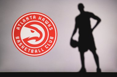 NEW YORK, ABD, 18 Haziran 2020: Amerikan liginde profesyonel basketbol kulübünün Atlanta Hawks logosu. Ön planda sepetçi silueti var. Spor konsepti fotoğrafı, boşluk düzenleme.