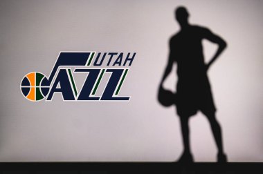 NEW YORK, ABD, 18 Haziran 2020: Amerikan Ligi profesyonel basketbol kulübünün Utah Jazz logosu. Ön planda sepetçi silueti var. Spor konsepti fotoğrafı, boşluk düzenleme.