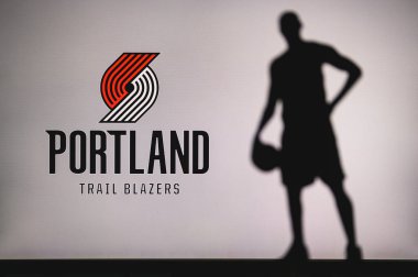 NEW YORK, ABD, 18 Haziran 2020: Amerikan liginde profesyonel basketbol kulübünün Portland Trail Blazers logosu. Ön planda sepetçi silueti var. Spor konsepti fotoğrafı, boşluk düzenleme.