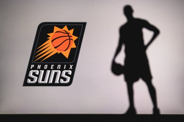NEW YORK, ABD, 18 Haziran 2020: Phoenix Suns profesyonel basketbol liginin logosu. Ön planda sepetçi silueti var. Spor konsepti fotoğrafı, boşluk düzenleme.