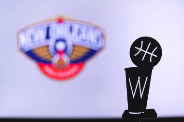 NEW YORK, ABD, 18 Haziran 2020: Beyaz ekranda New Orleans Pelicans Basketbol Kulübü. Ön planda NBA kupasının silueti.