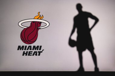 NEW YORK, ABD, 18 Haziran 2020: Amerikan liginde profesyonel basketbol kulübünün Miami Heat logosu. Ön planda sepetçi silueti var. Spor konsepti fotoğrafı, boşluk düzenleme.