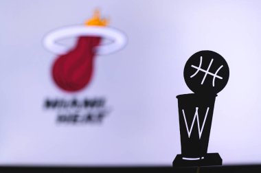 NEW YORK, ABD, 18 Haziran 2020: Miami Heat Basketbol Kulübü beyaz ekranda. Ön planda NBA kupasının silueti.