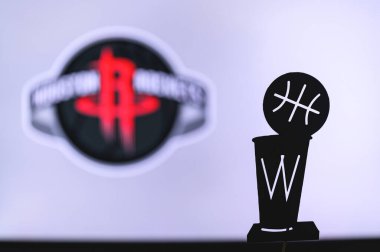 NEW YORK, ABD, 18 Haziran 2020: Houston Rockets Basketbol Kulübü beyaz ekranda. Ön planda NBA kupasının silueti.
