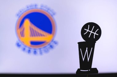 NEW YORK, ABD, 18 Haziran 2020: Beyaz perdede Altın Eyalet Savaşçıları Basketbol Kulübü. Ön planda NBA kupasının silueti.