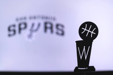 NEW YORK, ABD, 18 Haziran 2020: Beyaz perdede San Antonio Spurs Basketbol Kulübü. Ön planda NBA kupasının silueti.
