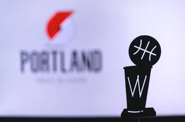 NEW YORK, ABD, 18 Haziran 2020: Portland Trail Blazers Basketbol Kulübü beyaz ekranda. Ön planda NBA kupasının silueti.