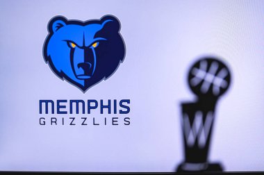 NEW YORK, ABD, 18 Haziran 2020: Beyaz ekranda Memphis Grizzlies Basketbol Kulübü. Ön planda NBA kupasının silueti.