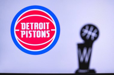 NEW YORK, ABD, 18 Haziran 2020: Detroit Pistons Basketbol Kulübü beyaz ekranda. Ön planda NBA kupasının silueti.