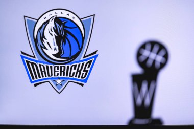 NEW YORK, ABD, 18 Haziran 2020: Beyaz ekranda Dallas Mavericks Basketbol Kulübü. Ön planda NBA kupasının silueti.