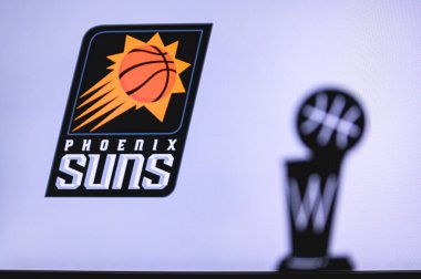 NEW YORK, ABD, 18 Haziran 2020: Phoenix Suns Basketbol Kulübü beyaz ekranda. Ön planda NBA kupasının silueti.