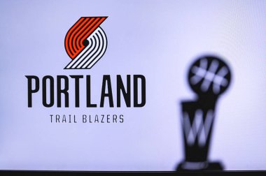 NEW YORK, ABD, 18 Haziran 2020: Portland Trail Blazers Basketbol Kulübü beyaz ekranda. Ön planda NBA kupasının silueti.