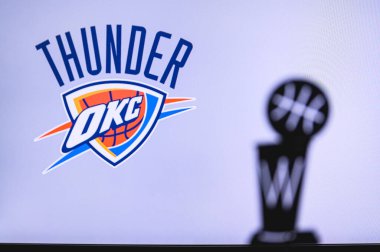 NEW YORK, ABD, 18 Haziran 2020: Oklahoma City Thunder Basketbol Kulübü beyaz ekranda. Ön planda NBA kupasının silueti.