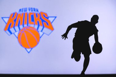 NEW YORK, ABD, 18 Haziran 2020: New York Knicks basketbol kulübü logosu ve genç basketbolcunun silüeti. Spor duvar kağıdı, arkaplanda beyaz düzenleme alanı.