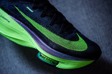 Roma, İtalya, 23 Haziran 'da. 2020: Nike koşu ayakkabıları ALPHAFly 'nin yanında. Tartışmalı yeşil, siyah spor ayakkabısı maratonu. Hava Zoomx köpüğü, hava zum diski, Nike Atomknit üstü. Tokyo Olimpiyatları için 2020