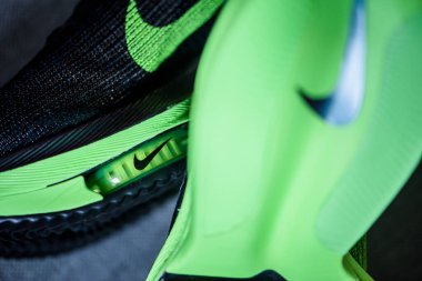 Roma, İtalya, 23 Haziran 'da. 2020: Nike koşu ayakkabıları ALPHAFly 'nin yanında. Tartışmalı yeşil, siyah spor ayakkabısı maratonu. Hava Zoomx köpüğü, hava zum diski, Nike Atomknit üstü. Tokyo Olimpiyatları için 2020