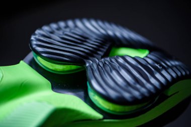 Roma, İtalya, 23 Haziran 'da. 2020: Nike koşu ayakkabıları ALPHAFly 'nin yanında. Tartışmalı yeşil, siyah spor ayakkabısı maratonu. Hava Zoomx köpüğü, hava zum diski, Nike Atomknit üstü. Tokyo Olimpiyatları için 2020