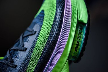 Roma, İtalya, 23 Haziran 'da. 2020: Nike koşu ayakkabıları ALPHAFly 'nin yanında. Tartışmalı yeşil, siyah spor ayakkabısı maratonu. Hava Zoomx köpüğü, hava zum diski, Nike Atomknit üstü. Tokyo Olimpiyatları için 2020