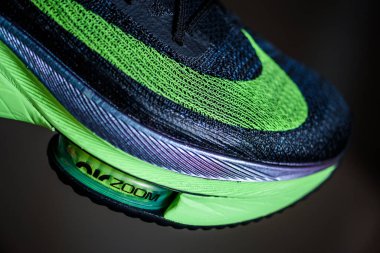 Roma, İtalya, 23 Haziran 'da. 2020: Nike koşu ayakkabıları ALPHAFly 'nin yanında. Tartışmalı yeşil, siyah spor ayakkabısı maratonu. Hava Zoomx köpüğü, hava zum diski, Nike Atomknit üstü. Tokyo Olimpiyatları için 2020