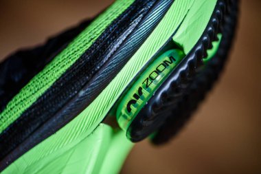 Roma, İtalya, 23 Haziran 'da. 2020: Nike koşu ayakkabıları ALPHAFly 'nin yanında. Tartışmalı yeşil, siyah spor ayakkabısı maratonu. Hava Zoomx köpüğü, hava zum diski, Nike Atomknit üstü. Tokyo Olimpiyatları için 2020