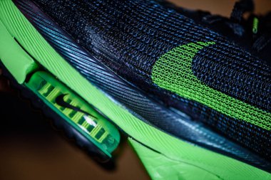 Roma, İtalya, 23 Haziran 'da. 2020: Nike koşu ayakkabıları ALPHAFly 'nin yanında. Tartışmalı yeşil, siyah spor ayakkabısı maratonu. Hava Zoomx köpüğü, hava zum diski, Nike Atomknit üstü. Tokyo Olimpiyatları için 2020