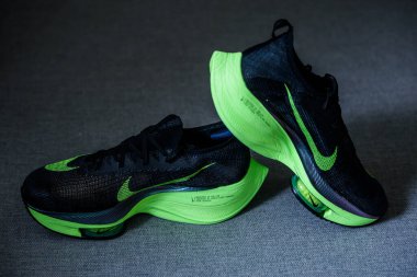 Roma, İtalya, 23 Haziran 'da. 2020: Nike koşu ayakkabıları ALPHAFly 'nin yanında. Tartışmalı yeşil, siyah spor ayakkabısı maratonu. Hava Zoomx köpüğü, hava zum diski, Nike Atomknit üstü. Tokyo Olimpiyatları için 2020