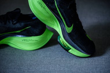 Roma, İtalya, 23 Haziran 'da. 2020: Nike koşu ayakkabıları ALPHAFly 'nin yanında. Tartışmalı yeşil, siyah spor ayakkabısı maratonu. Hava Zoomx köpüğü, hava zum diski, Nike Atomknit üstü. Tokyo Olimpiyatları için 2020