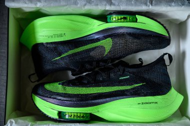 Roma, İtalya, 23 Haziran 'da. 2020: Nike koşu ayakkabıları ALPHAFly 'nin yanında. Tartışmalı yeşil, siyah spor ayakkabısı maratonu. Hava Zoomx köpüğü, hava zum diski, Nike Atomknit üstü. Tokyo Olimpiyatları için 2020
