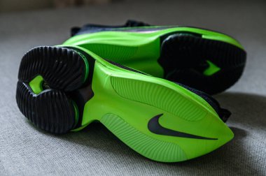 Roma, İtalya, 23 Haziran 'da. 2020: Nike koşu ayakkabıları ALPHAFly 'nin yanında. Tartışmalı yeşil, siyah spor ayakkabısı maratonu. Hava Zoomx köpüğü, hava zum diski, Nike Atomknit üstü. Tokyo Olimpiyatları için 2020