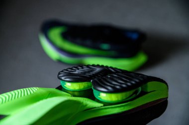 Roma, İtalya, 23 Haziran 'da. 2020: Nike koşu ayakkabıları ALPHAFly 'nin yanında. Tartışmalı yeşil, siyah spor ayakkabısı maratonu. Hava Zoomx köpüğü, hava zum diski, Nike Atomknit üstü. Tokyo Olimpiyatları için 2020