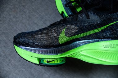 Roma, İtalya, 23 Haziran 'da. 2020: Nike koşu ayakkabıları ALPHAFly 'nin yanında. Tartışmalı yeşil, siyah spor ayakkabısı maratonu. Hava Zoomx köpüğü, hava zum diski, Nike Atomknit üstü. Tokyo Olimpiyatları için 2020