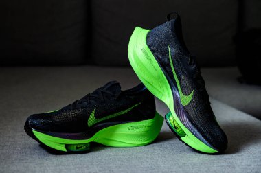 Roma, İtalya, 23 Haziran 'da. 2020: Nike koşu ayakkabıları ALPHAFly 'nin yanında. Tartışmalı yeşil, siyah spor ayakkabısı maratonu. Hava Zoomx köpüğü, hava zum diski, Nike Atomknit üstü. Tokyo Olimpiyatları için 2020