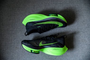 Roma, İtalya, 23 Haziran 'da. 2020: Nike koşu ayakkabıları ALPHAFly 'nin yanında. Tartışmalı yeşil, siyah spor ayakkabısı maratonu. Hava Zoomx köpüğü, hava zum diski, Nike Atomknit üstü. Tokyo Olimpiyatları için 2020