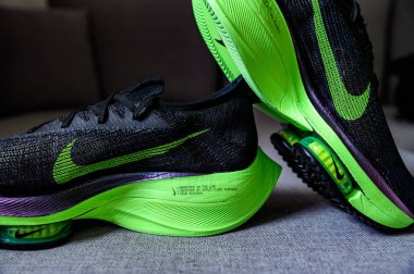 Roma, İtalya, 23 Haziran 'da. 2020: Nike koşu ayakkabıları ALPHAFly 'nin yanında. Tartışmalı yeşil, siyah spor ayakkabısı maratonu. Hava Zoomx köpüğü, hava zum diski, Nike Atomknit üstü. Tokyo Olimpiyatları için 2020